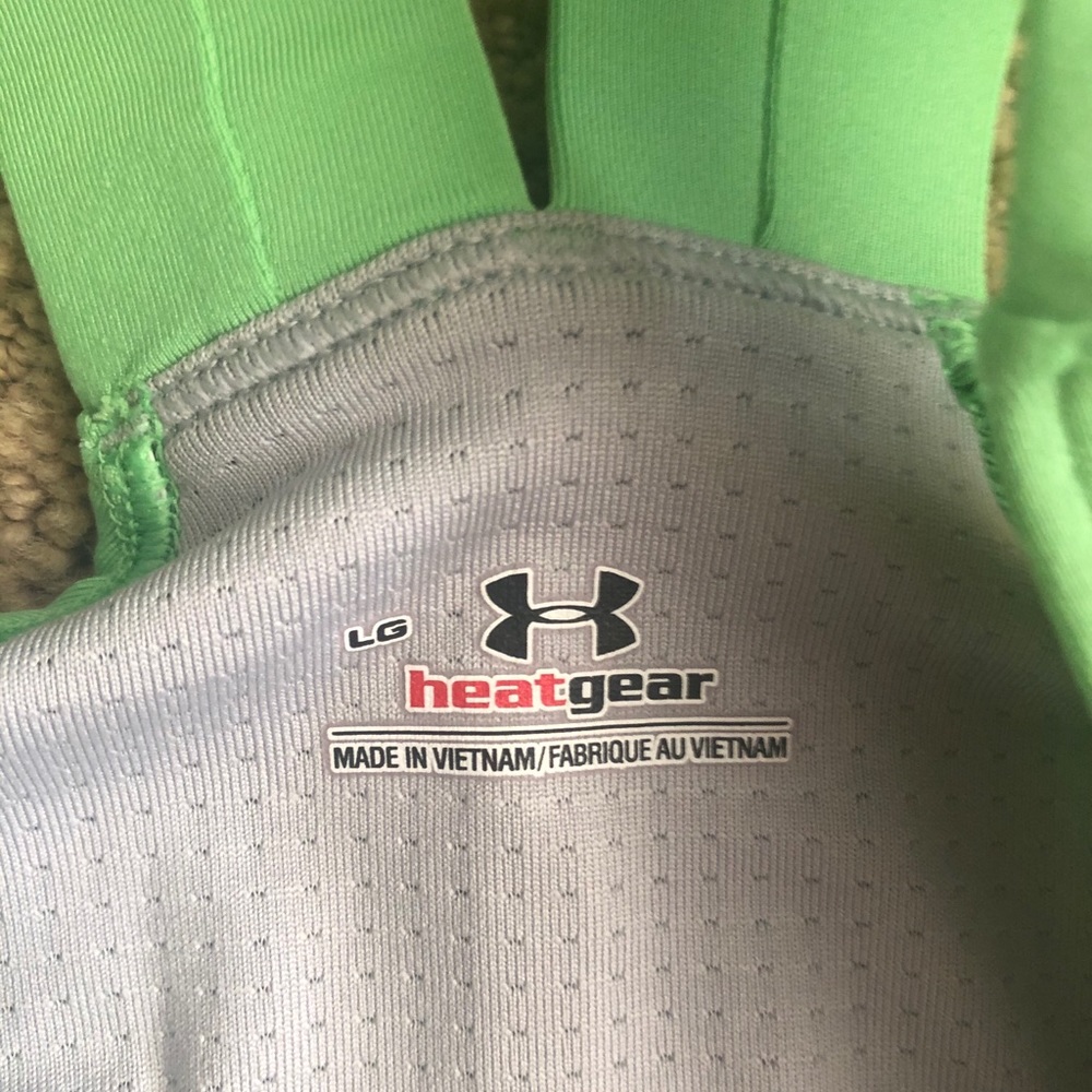 Two Under Armour heat gear tanks, both size L - Picture 4 of 7